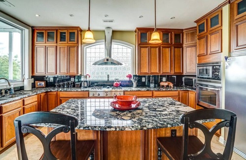 Livingston House | Private Beach, Boathouse, Hot Tub & More – Perfect Getaway Spot for all ages!