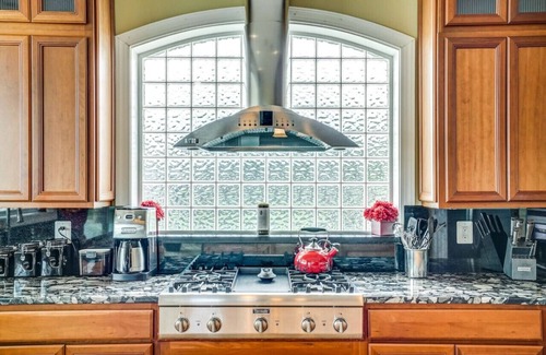 Livingston House | Private Beach, Boathouse, Hot Tub & More – Perfect Getaway Spot for all ages!