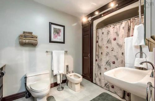 Dartmouth House | Private Bedroom and Bathroom in Dartmouth