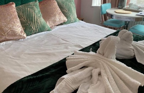 Broadstone House | Private Bedroom in a quiet neighbourhood