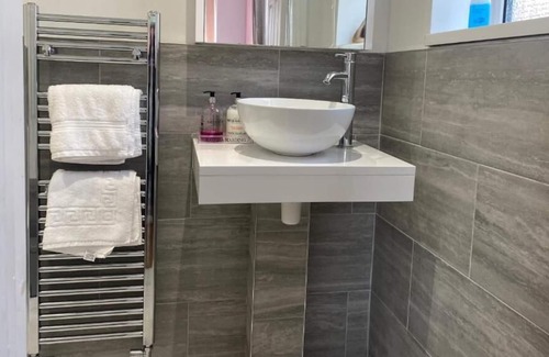 Broadstone House | Private Bedroom in a quiet neighbourhood