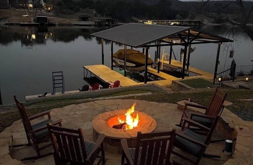 Burnet House | Private Boat Launch | Lakefront | Putting Green | Firepit
