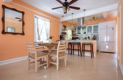 Allapattah Villa | Private Botanical Villa Close to Wynwood & SOBE