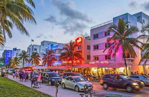 Allapattah Villa | Private Botanical Villa Close to Wynwood & SOBE