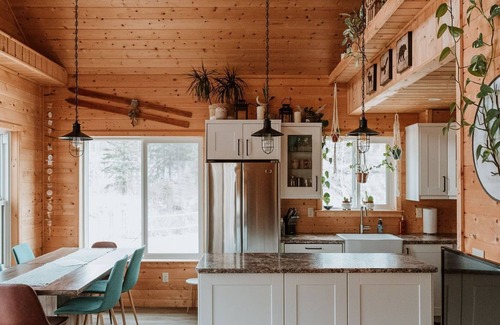 Division No. 11 Cabin | Private Cabin by the Creek- Hot tub