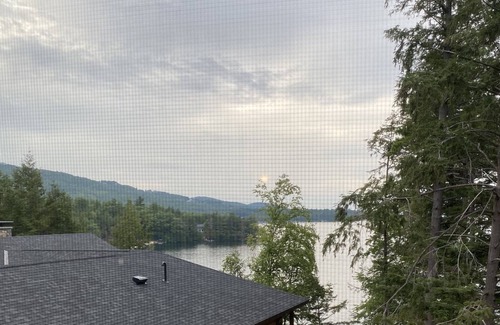 West Alton Cottage | Private Cabin with Lake View and Beach Access