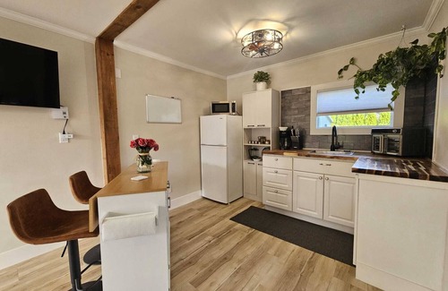 Rutland Cottage | Private carriage house w/Hot tub &Pool