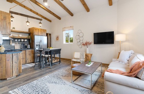 Escondido Cottage | Private Casita close to beaches & hiking