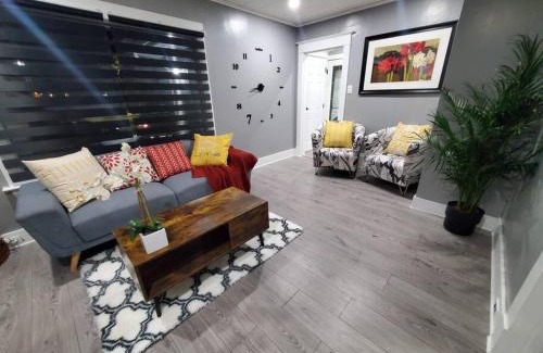 North Central Edmonton Apartment | PRIVATE & COMFORTABLE Full house near Royal Alexandra Hospital Stadium Downtown & Mall Access