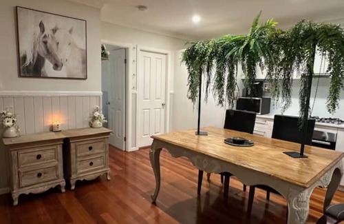 North Tamborine Cottage | Private cottage inside Avalon Gardens estate, stroll to Gallery Walk