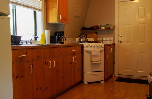 Shawnigan Lake Cottage | Private Cottage in Cobble Hill - Central location