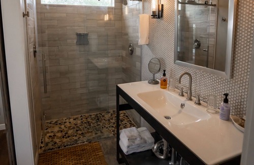 Kyle Hotel | Private cottage with pool & hot tub