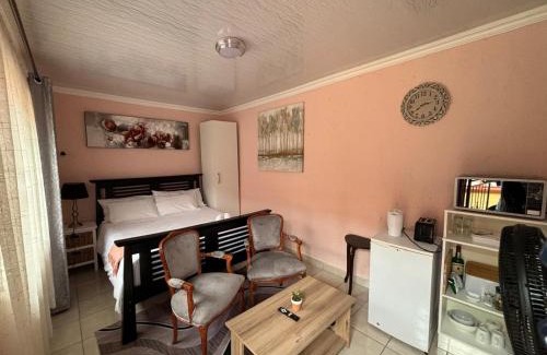Greater Johannesburg Metropolitan Area Apartment | Private Cottage