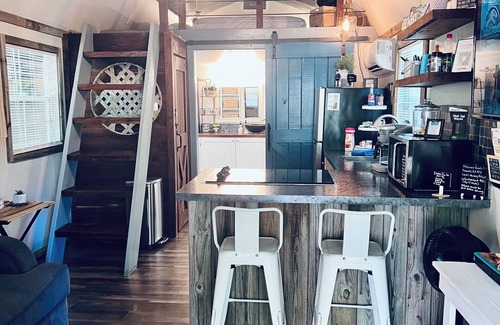 Jones Mills Cabin | Private & Cozy cabin with Hot Tub-Coffee Bar-Cowboy Pool