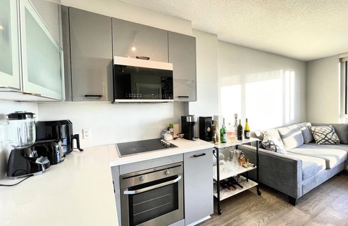 Surrey Apartment | Private & Cozy City Central Suite w free parking/gym/and complete amenities
