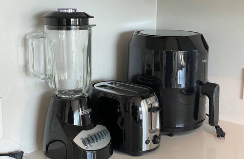 Surrey Apartment | Private & Cozy City Central Suite w free parking/gym/and complete amenities