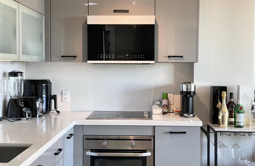 Surrey Apartment | Private & Cozy City Central Suite w free parking/gym/and complete amenities