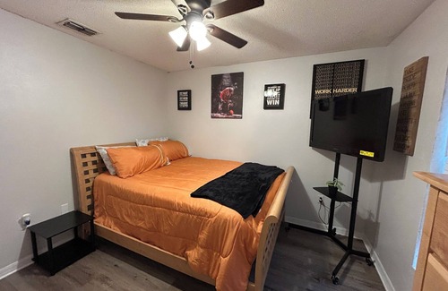 Jacksonville Bed & Breakfast | Private Cozy Comfortable Guest Room in pool home.