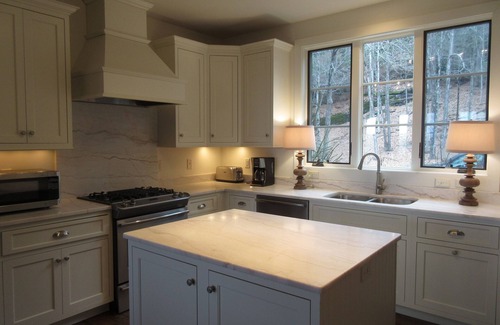 Sapphire Cottage | Private custom home! Spectacular view/fire pit! Gated community with waterfalls.