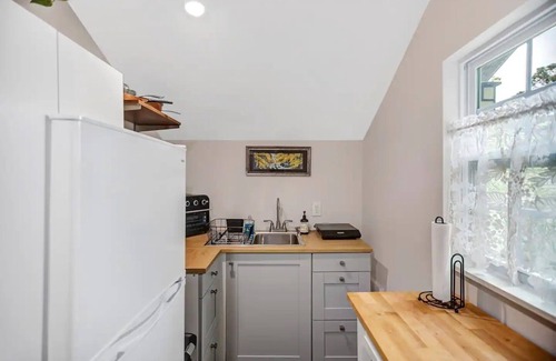 Murray Hill Apartment | Private Detached Guesthouse, walking distance to Murray Hill's Shopping & eating