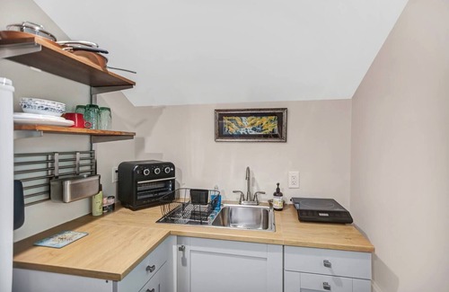 Murray Hill Apartment | Private Detached Guesthouse, walking distance to Murray Hill's Shopping & eating