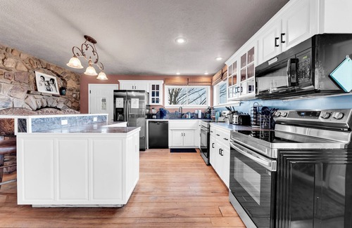 Branson House | Private Dock, Fishing, Hiking, Fire Pit, Hot Tub, Lakeview Haven on 8+ acres