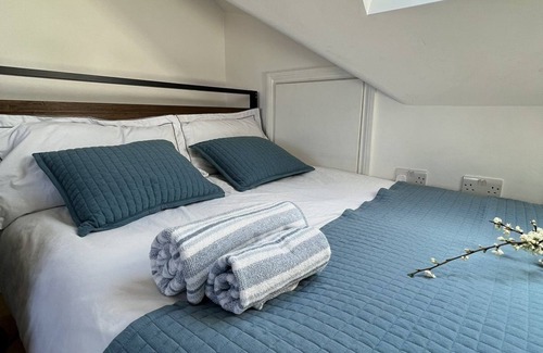 Norwood Green House | Private Double Loft Room with Private Bathroom