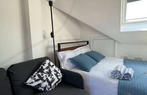 Norwood Green House | Private Double Loft Room with Private Bathroom