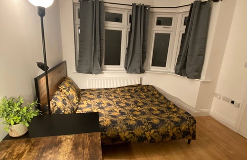 Norwood Green House | Private Double Room Mins To Central w Elizabeth L.
