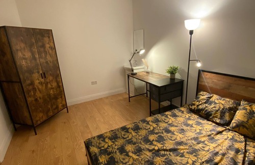 Norwood Green House | Private Double Room Mins To Central w Elizabeth L.