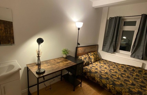 Norwood Green House | Private Double Room Mins To Central w Elizabeth L.