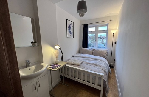 Norwood Green House | Private Double Room Mins To Central w Elizabeth L.