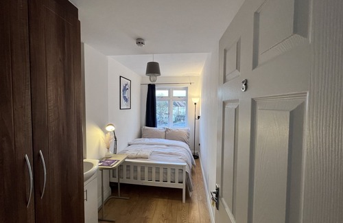 Norwood Green House | Private Double Room Mins To Central w Elizabeth L.