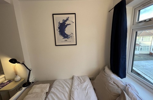 Norwood Green House | Private Double Room Mins To Central w Elizabeth L.