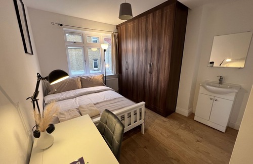 Norwood Green House | Private Double Room Mins To Central w Elizabeth L.