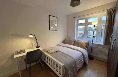 Norwood Green House | Private Double Room Mins To Central w Elizabeth L.
