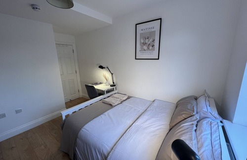 Norwood Green House | Private Double Room Mins To Central w Elizabeth L.