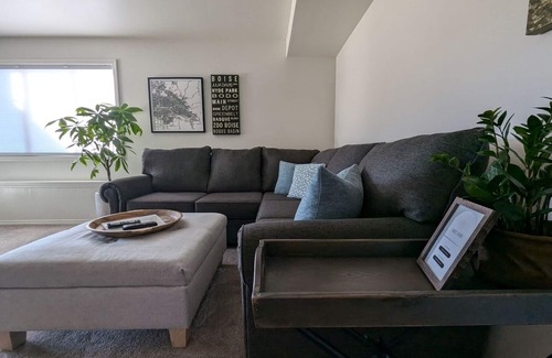 Harris Ranch House | Private downstairs space 15 mins to Triathlon Swim Start! Light & bright & cool!