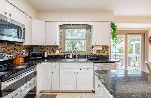 Herndon House | Private Downtown Herndon Escape - Full Amenities