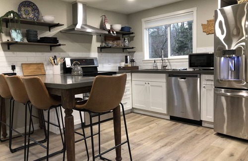 North Bend Cottage | Private downtown home VIEWS -OUTDOOR TUBS + Fire Pit