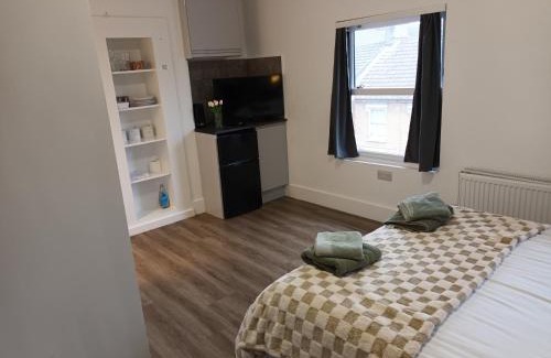 Ipswich House | Private En-Suite Room by Christchurch Park