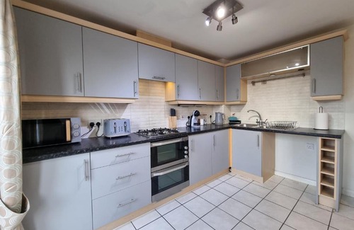 Hamilton House | Private Ensuite Room in Modern Home near General Hospital