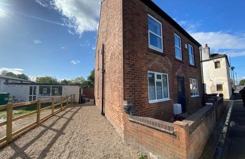 Church Gresley Apartment | Private Ensuite Rooms with Kitchen - Ideal for Work & Travel