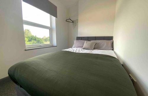 Church Gresley Apartment | Private Ensuite Rooms with Kitchen - Ideal for Work & Travel