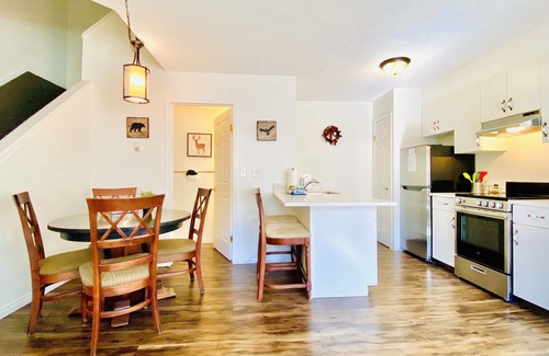 Harvie Heights Condo | PRIVATE Entrance, Mountain View ,2 BR/1.5 BT