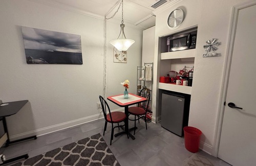 South Seminole Heights Apartment | Private entrance guest suit in Old Seminole Heights with a short walk to stadium