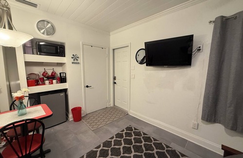 South Seminole Heights Apartment | Private entrance guest suit in Old Seminole Heights with a short walk to stadium