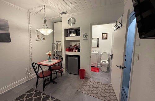 South Seminole Heights Apartment | Private entrance guest suit in Old Seminole Heights with a short walk to stadium