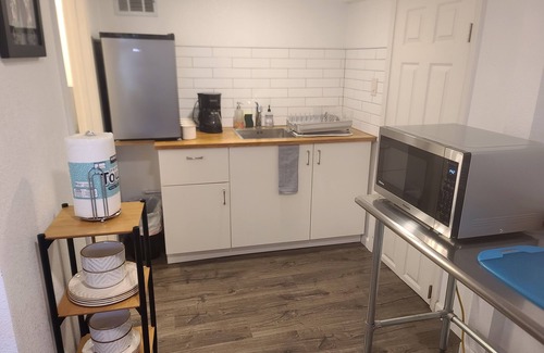 Ingleside Apartment | Private Entrance, Cozy 1-Bedroom Apartment, Full Kitchen, Backyard