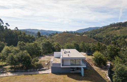 Guilhofrei Villa | Private Ermal lake and Gerês